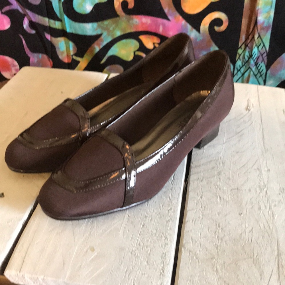 NIB Classique Ladies Brown Loafer Heels in 6 1/2
