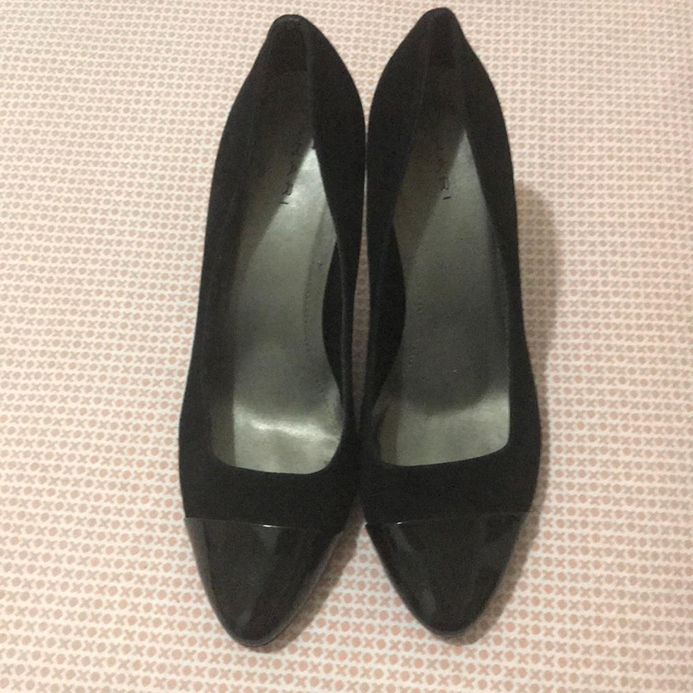 Tahari black pumps