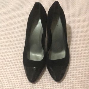 Tahari black pumps