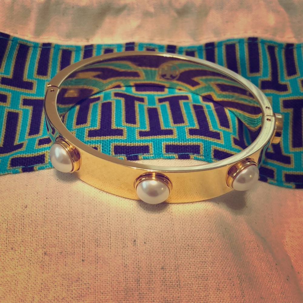EUC Tory Burch gold/pearl snap closure bracelet