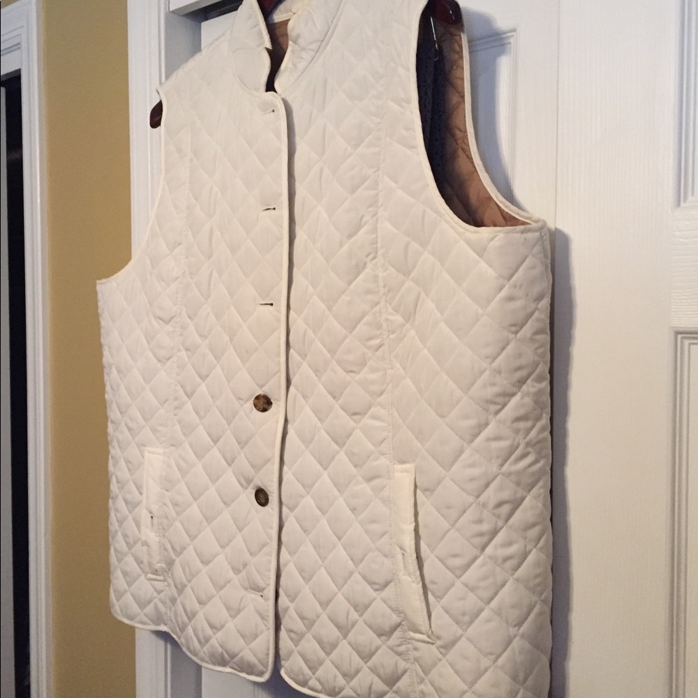 Price drop. Cream quilted vest w. buttons /pockets