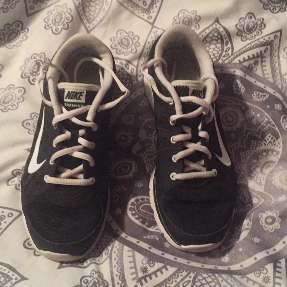 Black nike training shoes