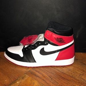 Air Jordan Retro 1 Black Toe