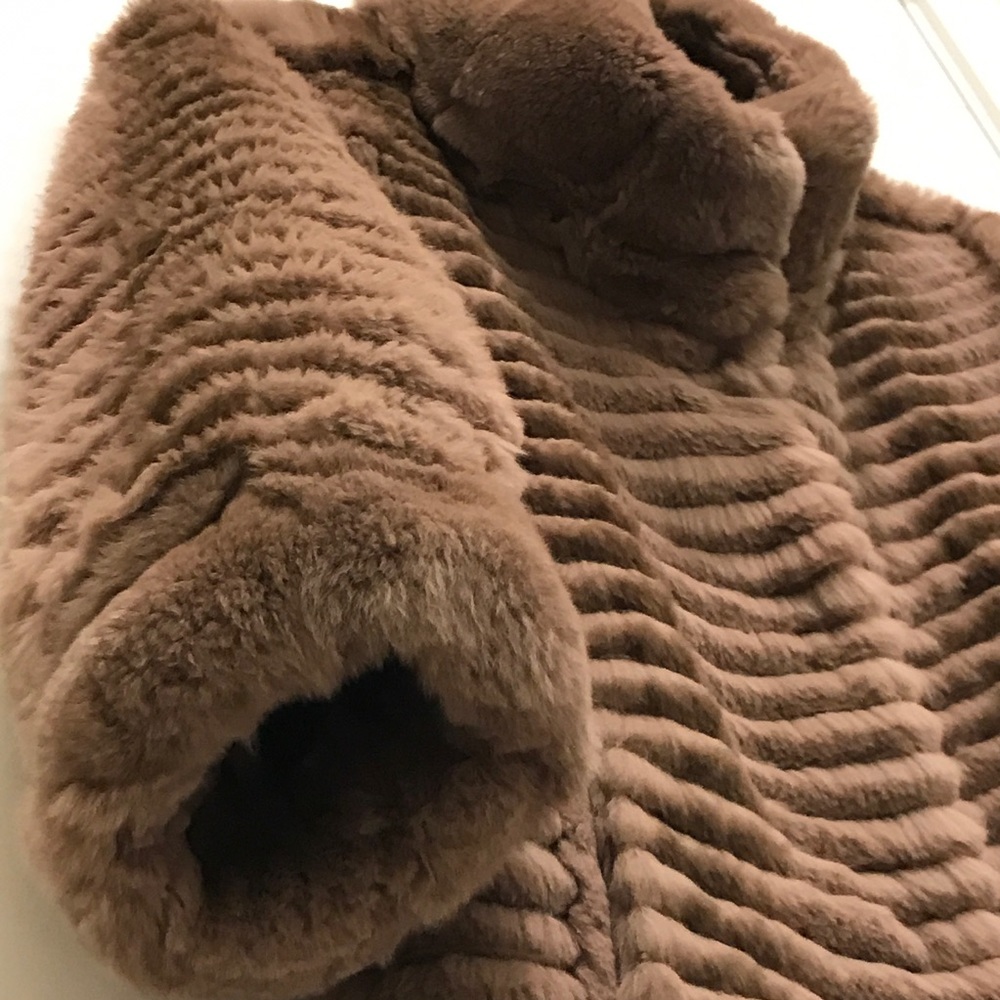 Cropped Sleeve Fur Coat - Picture 2 of 8