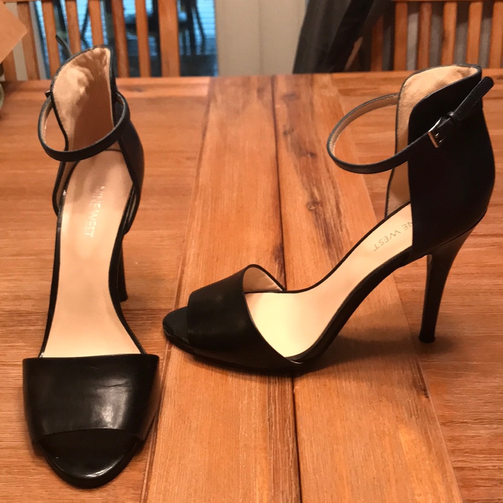 Beautiful strappy heels!