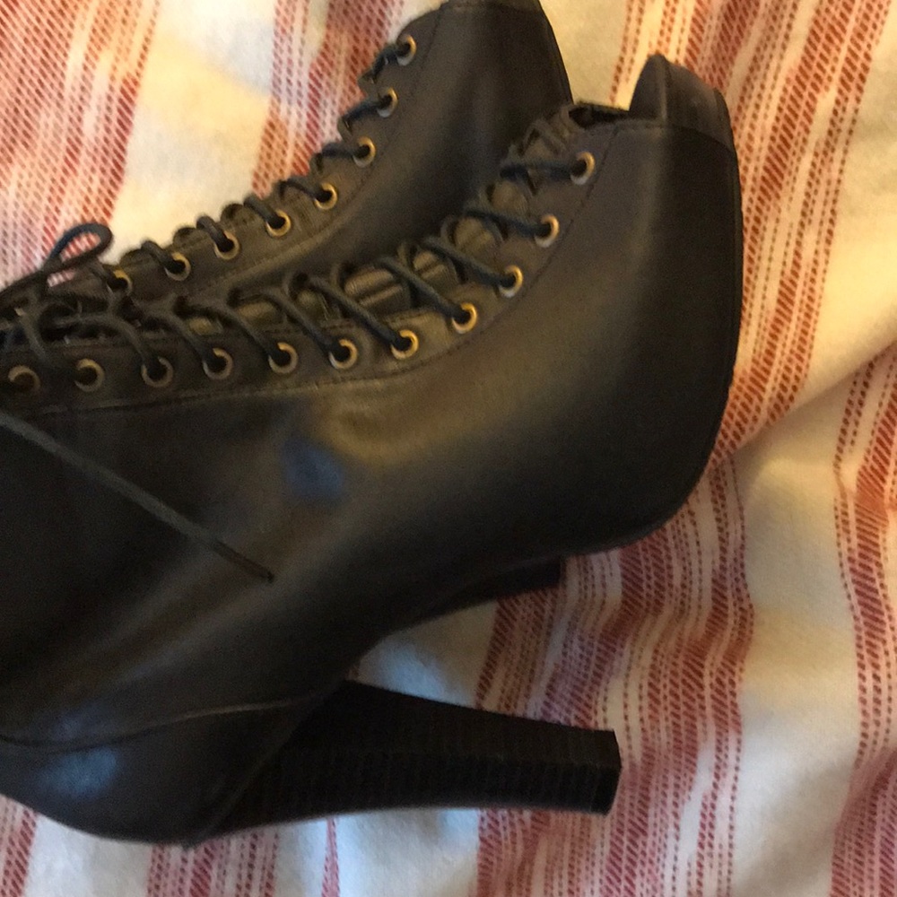 ⭐️⭐️Tie-Up Peep Toe Bootie⭐️⭐️