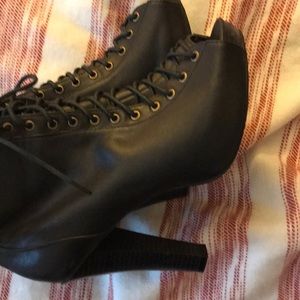 ⭐️⭐️Tie-Up Peep Toe Bootie⭐️⭐️