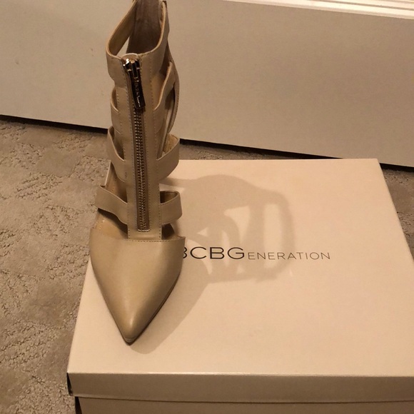 BCBG heels size 8. - Picture 2 of 3