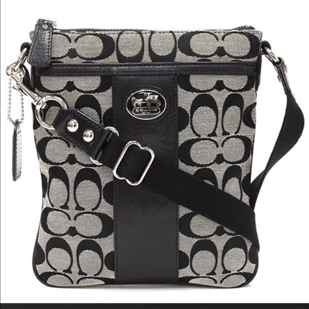 SUTTON SIGNATURE SWINGPACK
COACH F43976