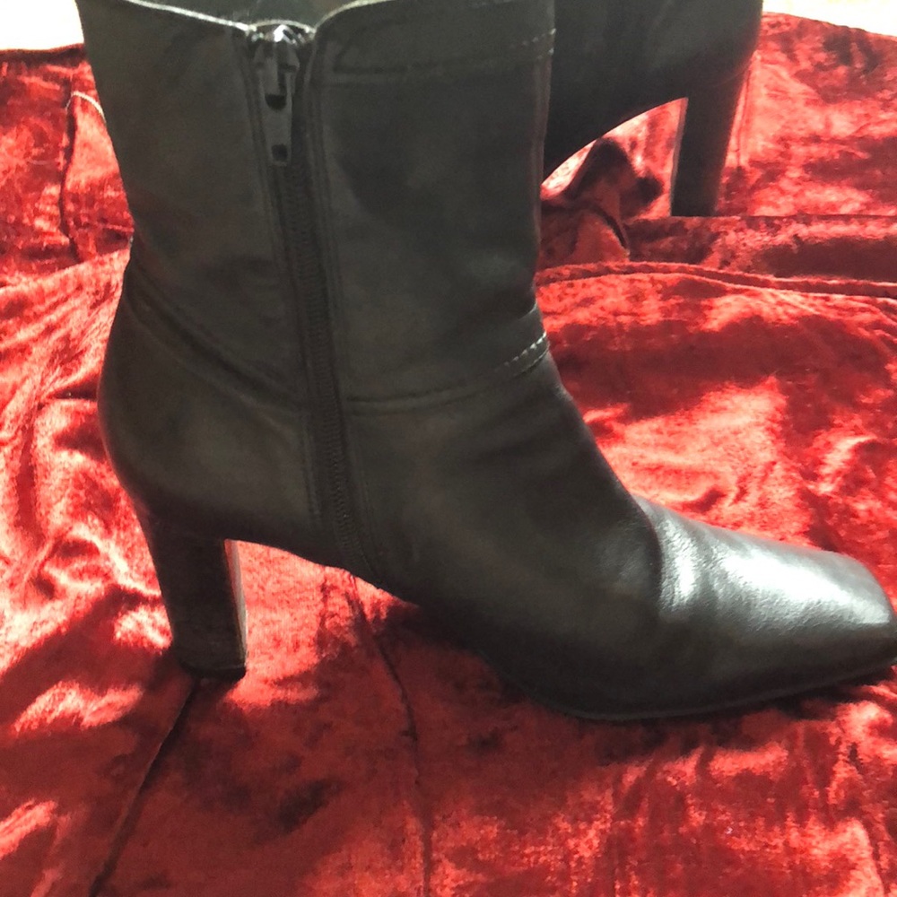 High-heeled square toed zip up boots