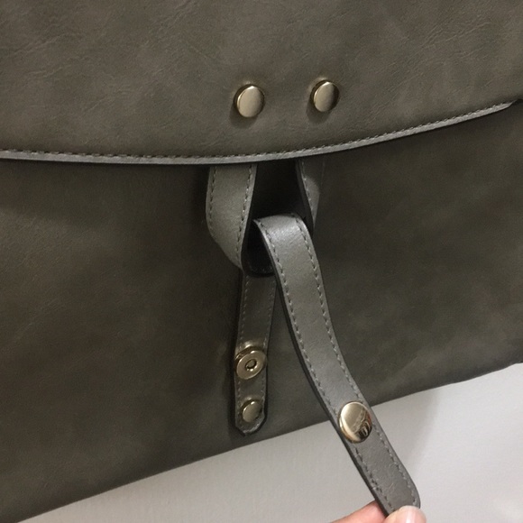 Gray flat envelope bag with adjustable strap - Picture 3 of 8