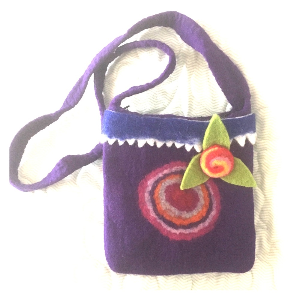 Felt shoulder bag...