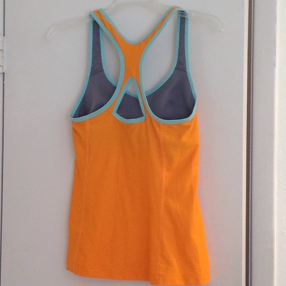 Nike workout top - Picture 2 of 3