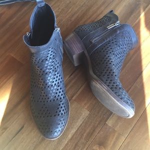 Super cute black leather Lucky shorty boots