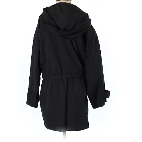 CLOSET CLOSING - Picture 2 of 2