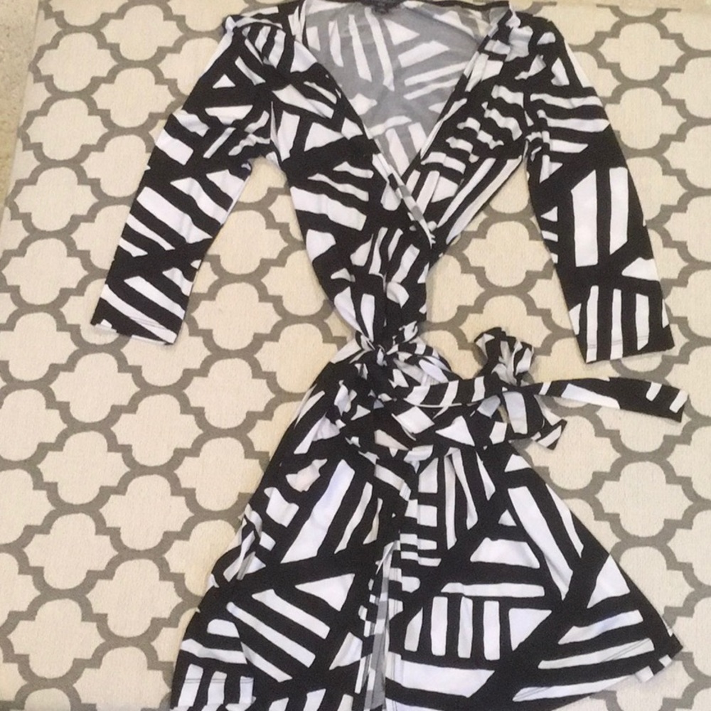 Black and white geo-print wrap dress!