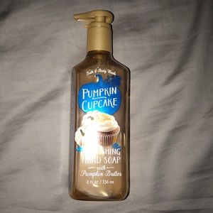 B&BW pumpkin cupcake