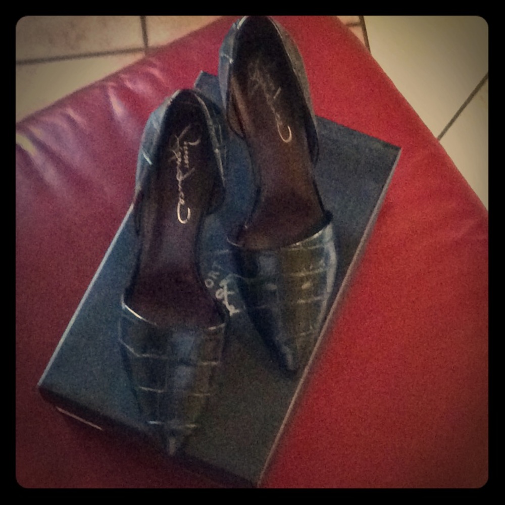 Report Signature- Black Pumps with crock look