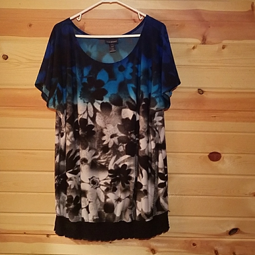 Blue, black and white short sleeve blouse 22/24