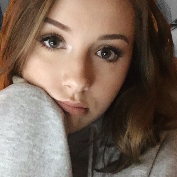 Meet your Posher, Nicole - Picture 1 of 1