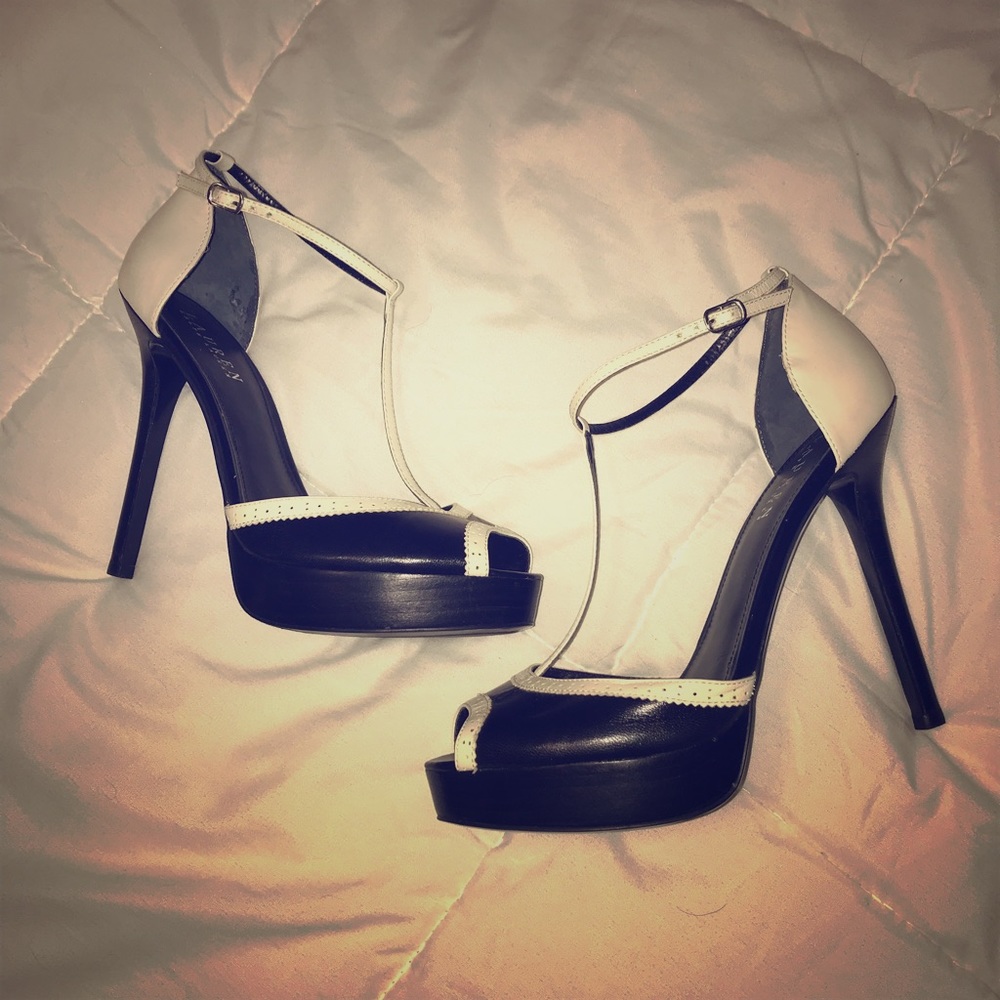 Classy Ralph Lauren black & white and black pumps