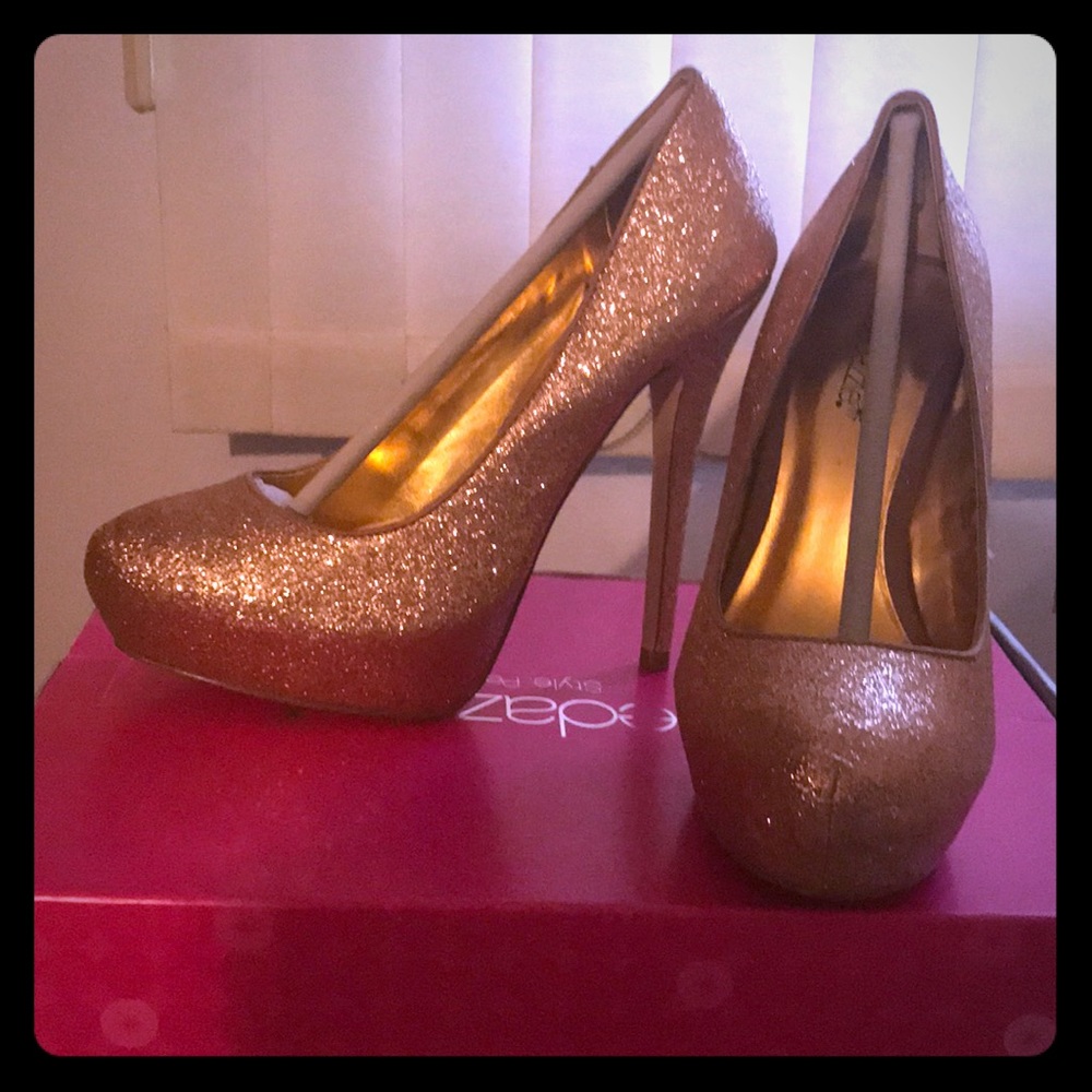 *NEW* Gold Glitter High Heels. Size 7