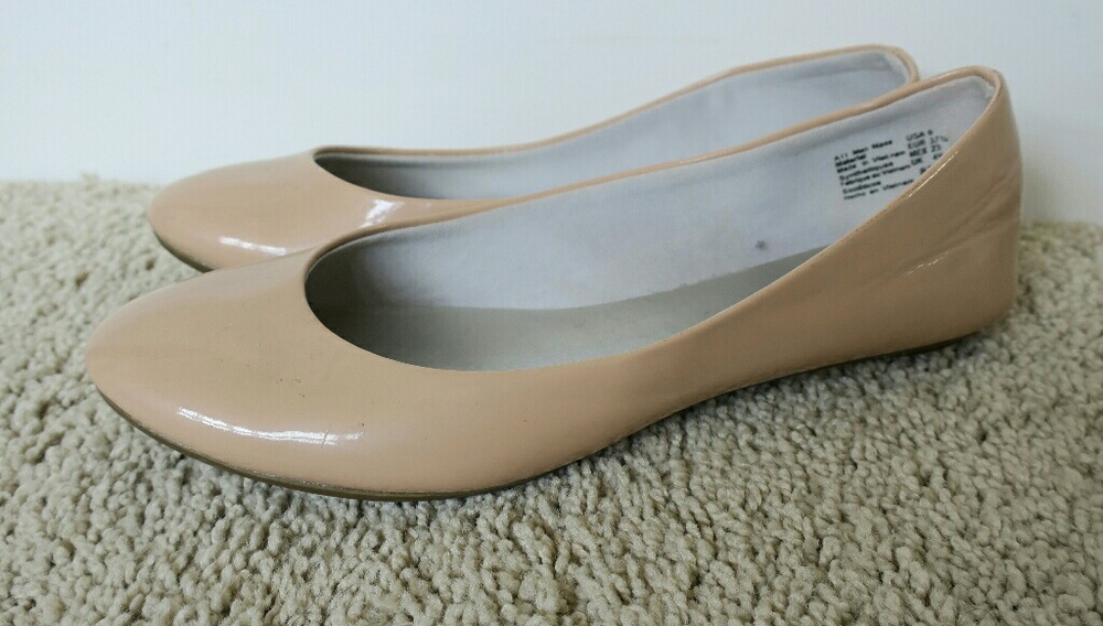 Nude round flats