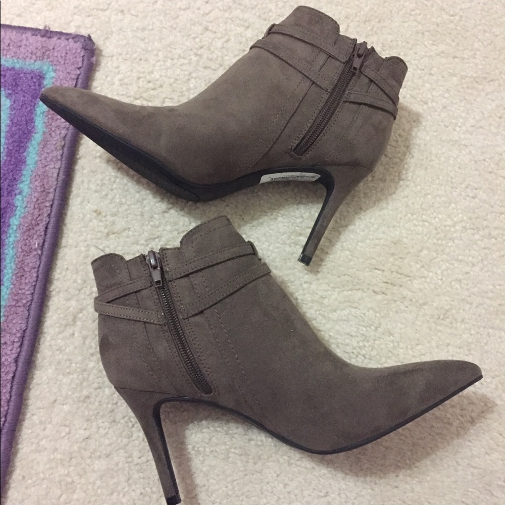 Brand New Unisa Women’s fall Suede Booties Size 8M