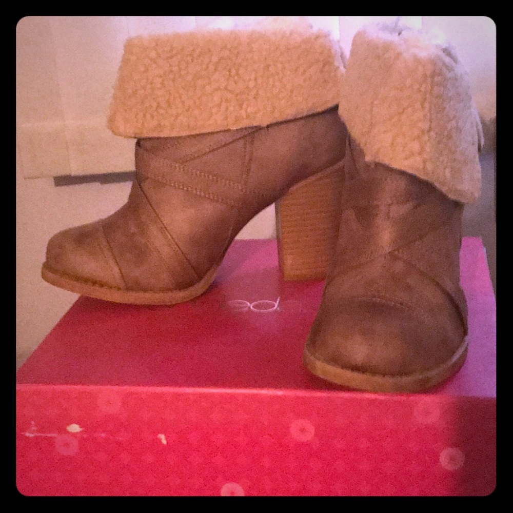 *NEW* Faux Fur Booties. Size 7