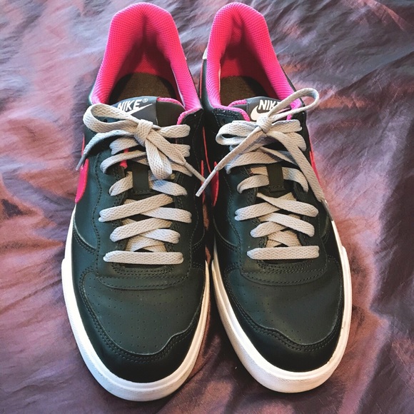 Nike 🌸 👟 🌸 - Picture 2 of 4