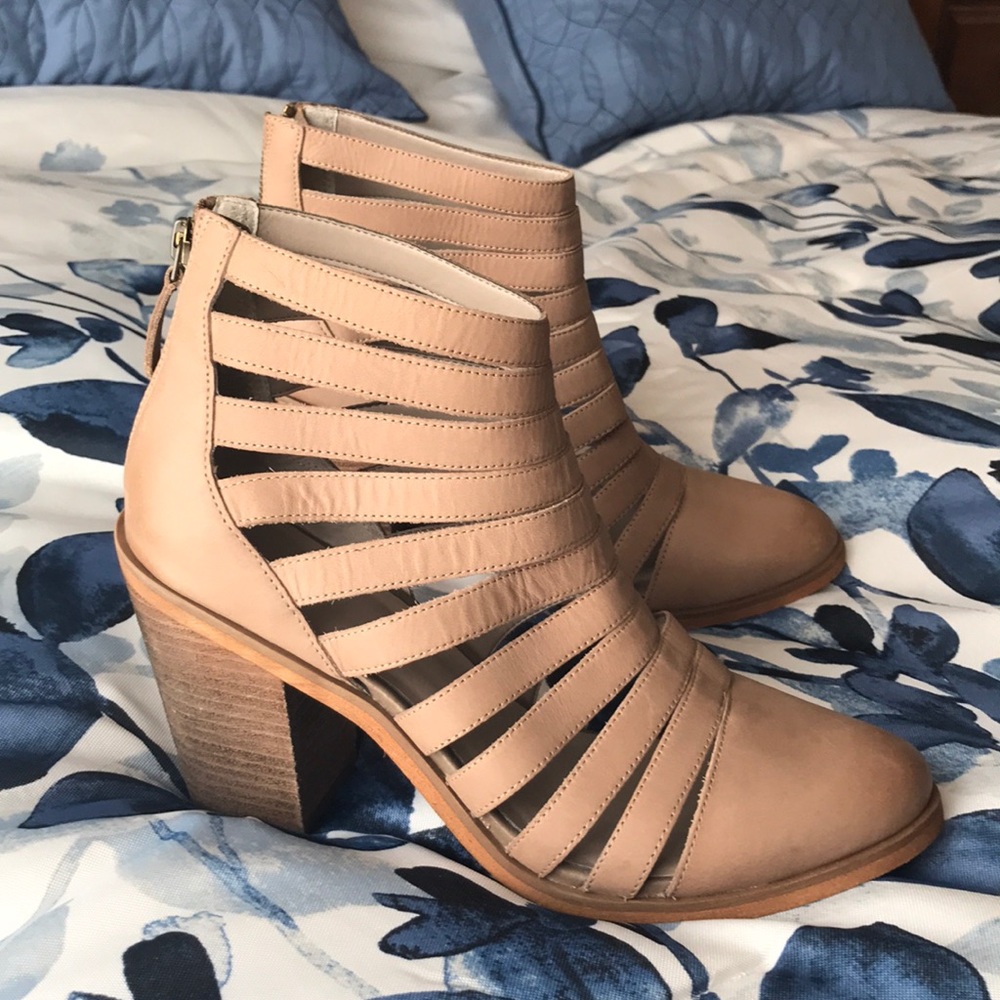 Size 9 Hinge Scalloped Bootie with a Heel NWOT