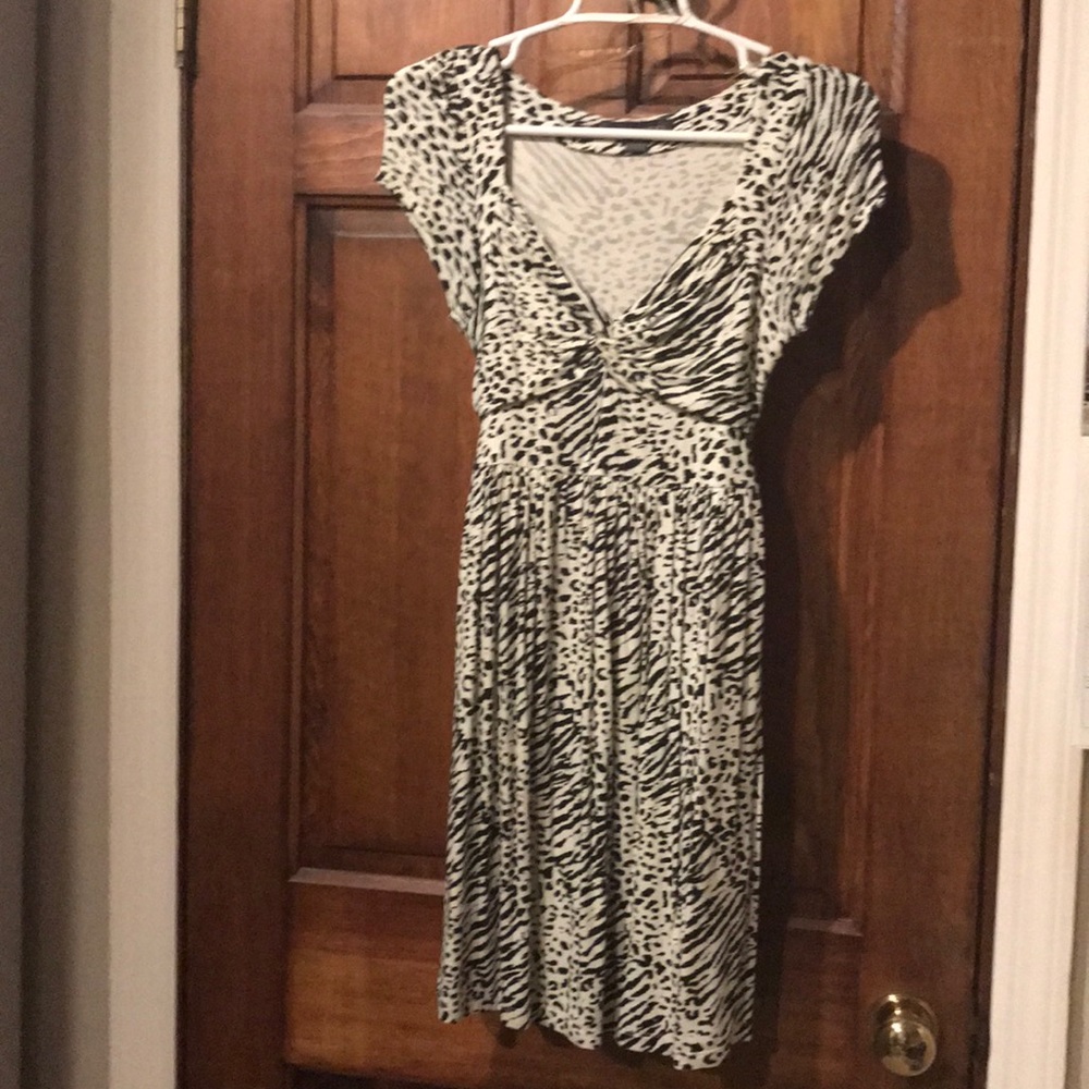Forever 21 Black/White print dress. Belt included.