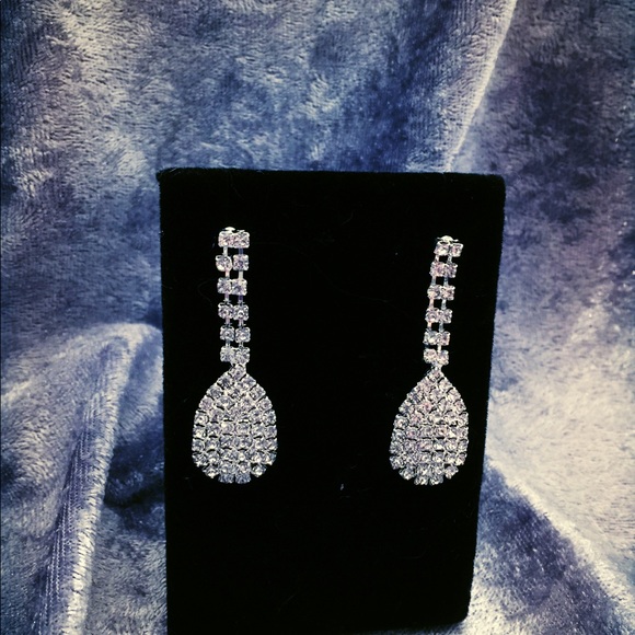 Sparkling Crystal Necklace & Earrings - Picture 2 of 3
