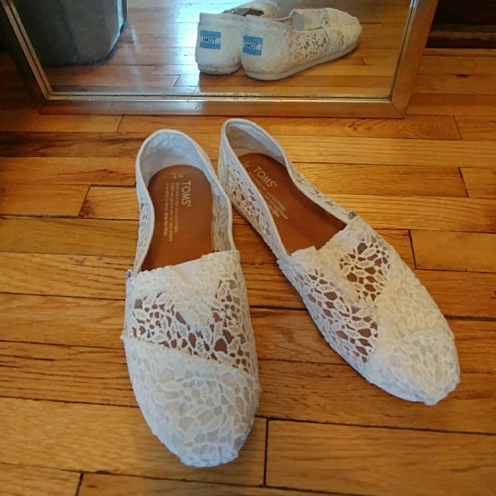 White, lace TOMS sz 7