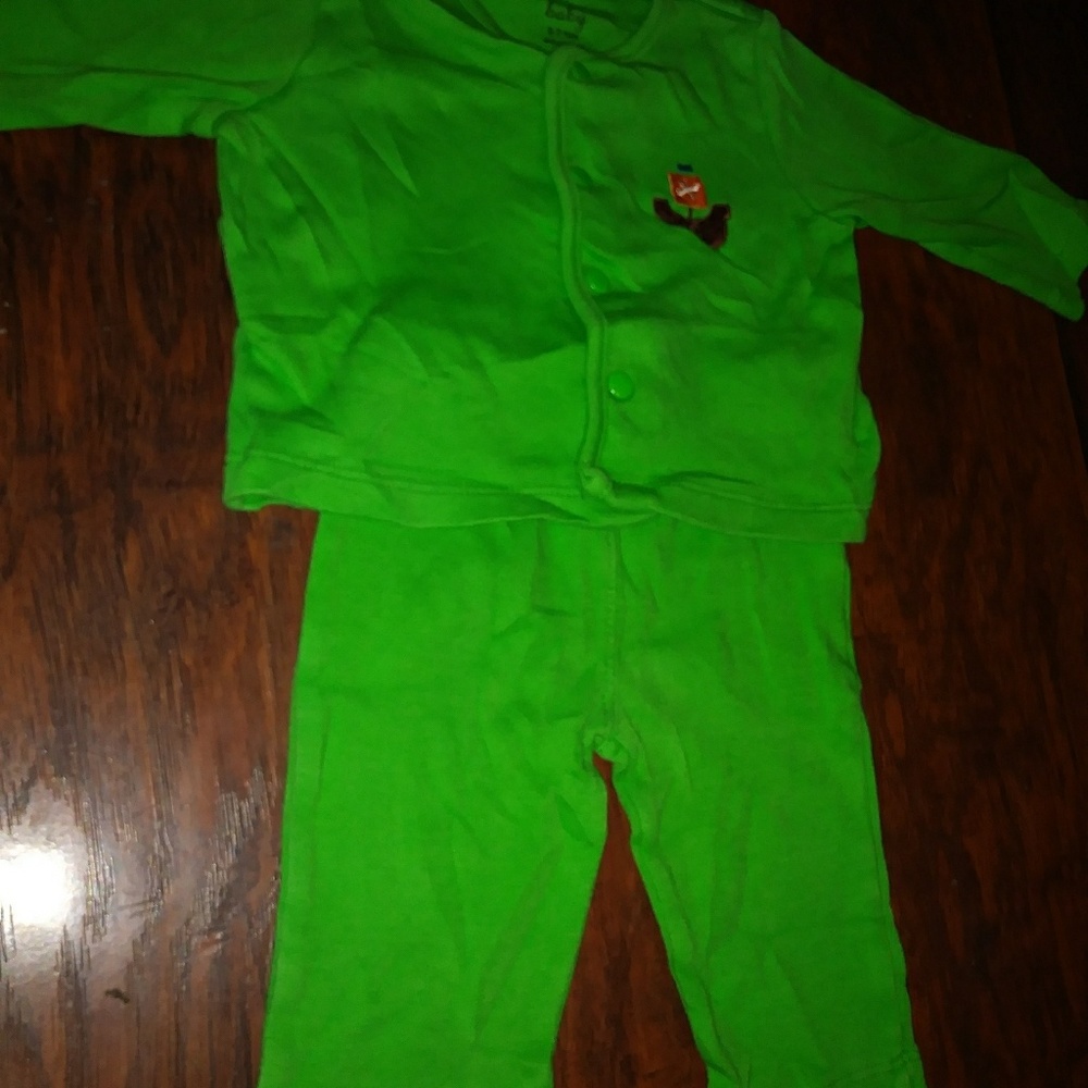 Green outfit (0-3 Months)