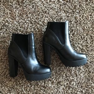 Like new! Steve Madden heeled booties sz 6!
