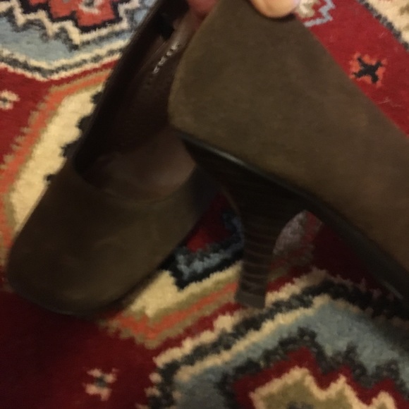 Chocolate suede kitten heels - Picture 2 of 4