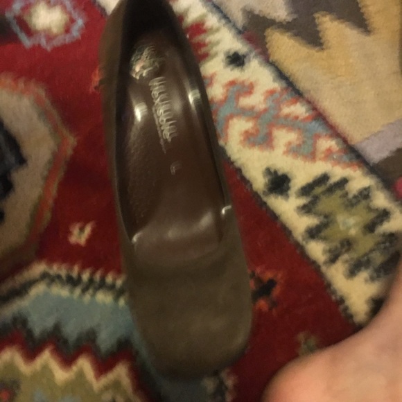 Chocolate suede kitten heels - Picture 3 of 4