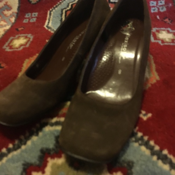 Chocolate suede kitten heels - Picture 4 of 4