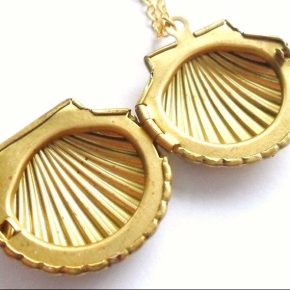 Seashell Locket - Picture 3 of 4