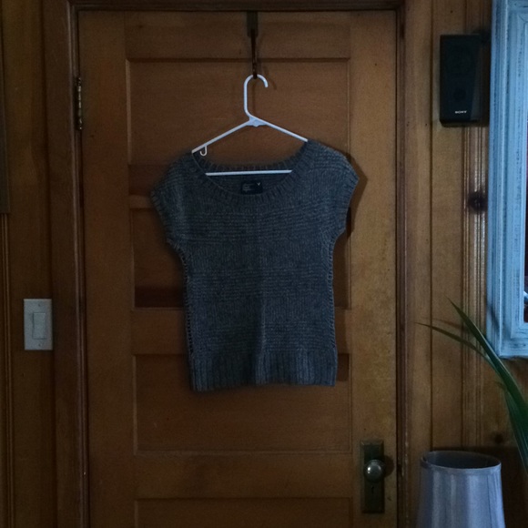 American Eagle short sleeved gray knit sweater. - Picture 1 of 3