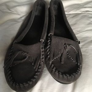 Minnetonka Size 8 1/2 Grey Suede Loafers