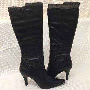 Sexy black leather heeled boots!