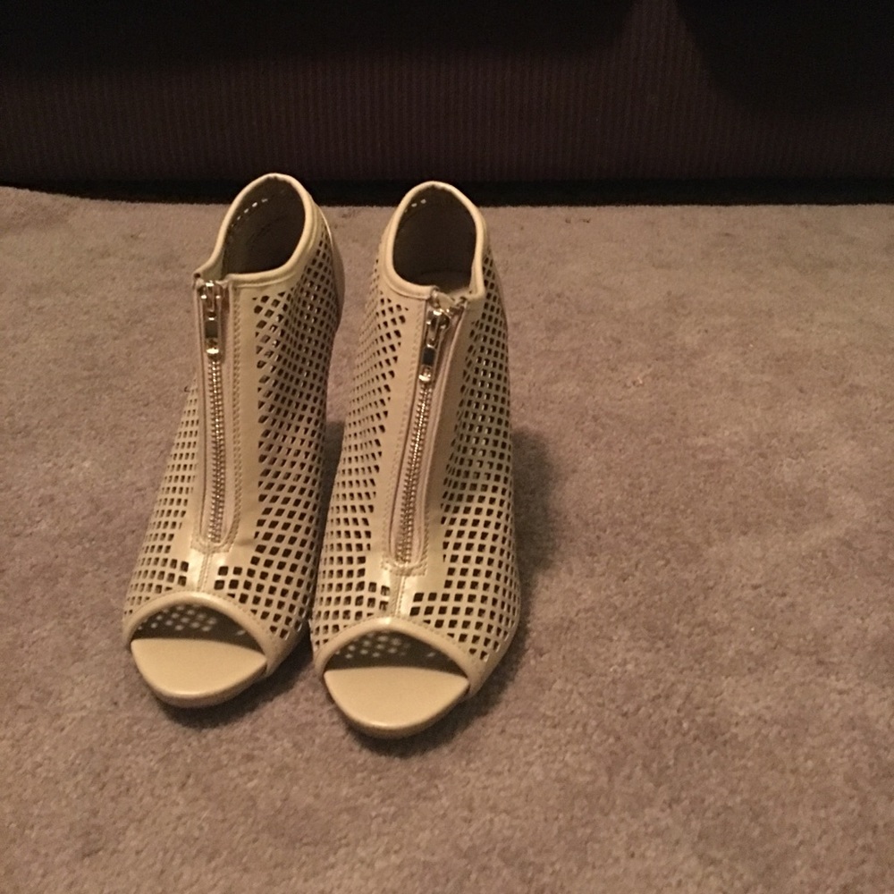 Brand new never worn Steve Madden pumps 👠