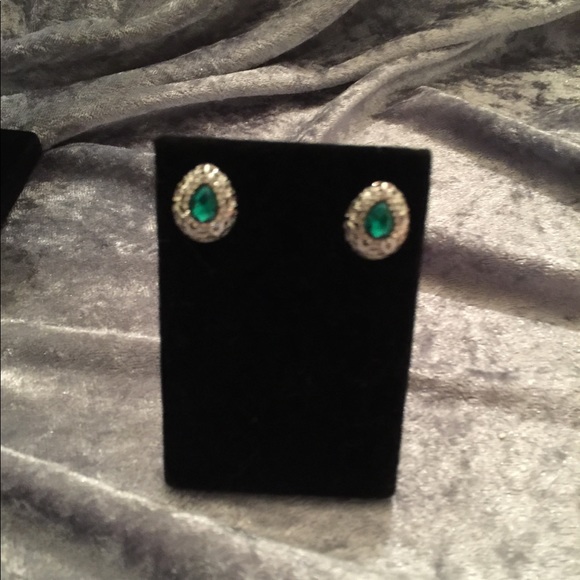 Pear cut Necklace and Earrings - Picture 2 of 2