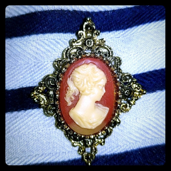 Vintage Gerry's Resin and Goldtone Cameo Brooch - Picture 1 of 2