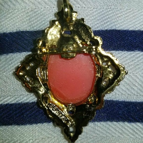 Vintage Gerry's Resin and Goldtone Cameo Brooch - Picture 2 of 2