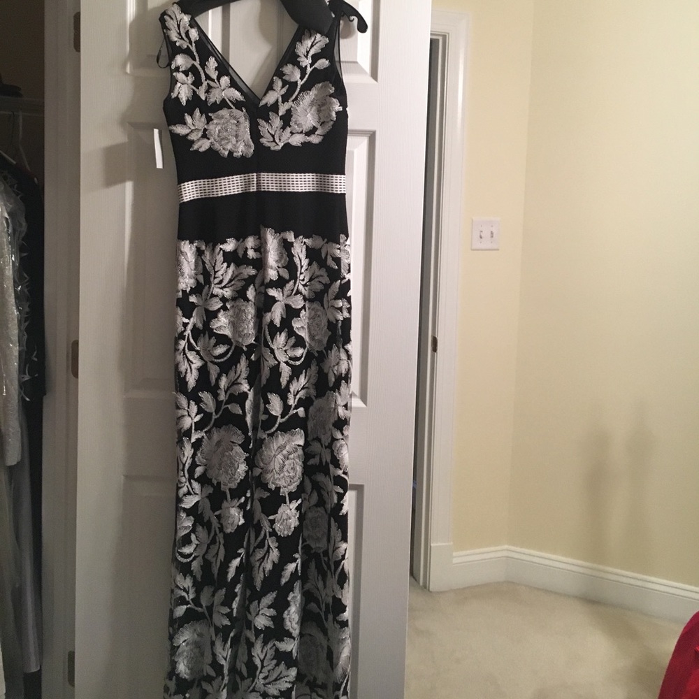 NWT Black/white size 6 Tadashi Shoji gown