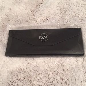 Quay Australia black Tri-Fold Hard case.