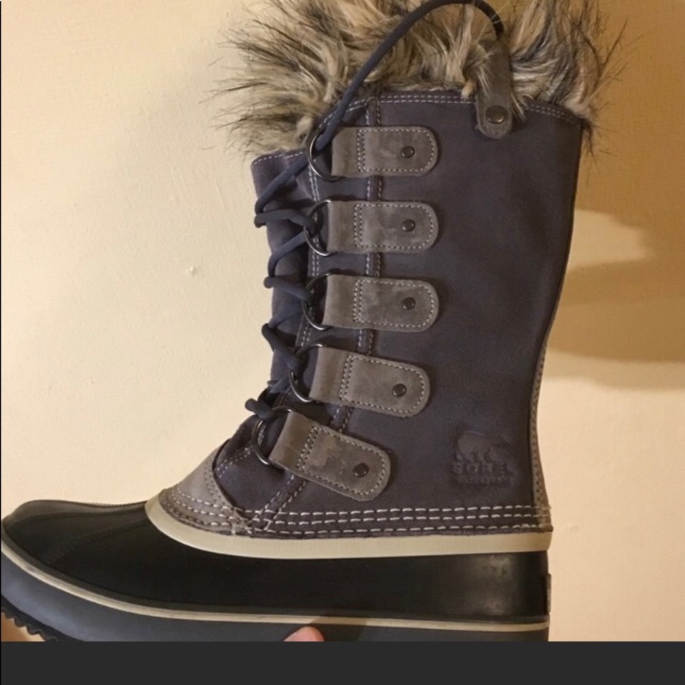 Sorel winter boots size 8 black and grey with fur
